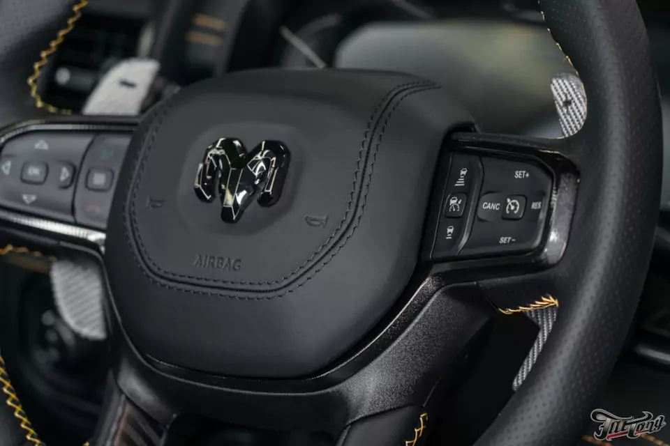 Что мы сделали с RAM TRX Hennessey Mammoth 1000?! Часть 5: процесс пошива, готовый салон и ремни безопасности